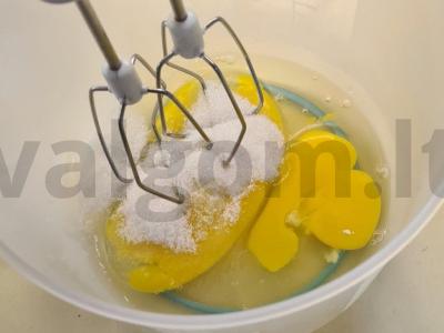 Vafliai ant rūgpienio Žingsnis 1