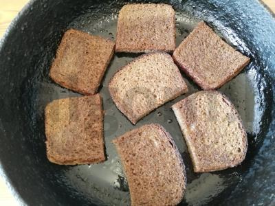 Šventiniai sumuštiniai su šprotų konservais ant Borodino duonos Žingsnis 2