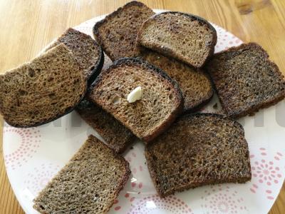 Šventiniai sumuštiniai su šprotų konservais ant Borodino duonos Žingsnis 3