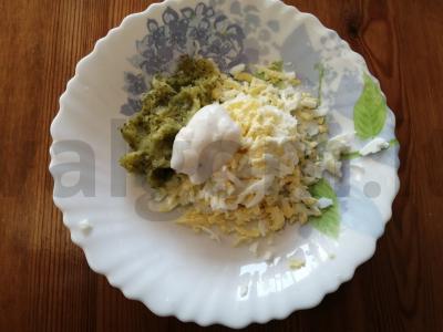 Šventiniai sumuštiniai su šprotų konservais ant Borodino duonos Žingsnis 6