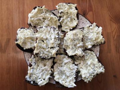 Šventiniai sumuštiniai su šprotų konservais ant Borodino duonos Žingsnis 7