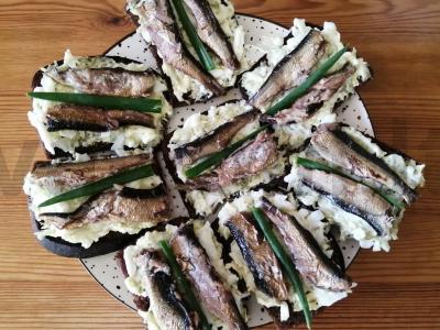 Šventiniai sumuštiniai su šprotų konservais ant Borodino duonos pagrindine nuotrauka