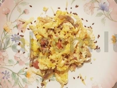 Skani skramblių su bekonu ir sūriu pagrindine nuotrauka