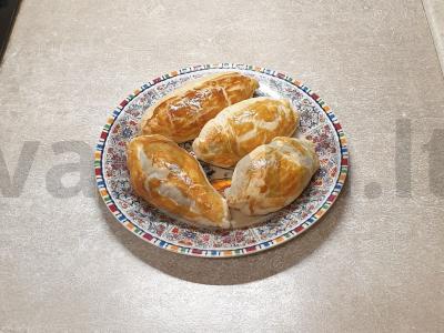 Pyragėliai su vištienos ir sūrio įdaru pagrindine nuotrauka