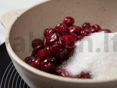 Sluoksniuotas pyragas su vyšniomis Žingsnis 1