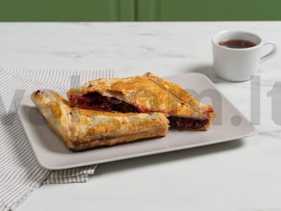 Sluoksniuotas pyragas su vyšniomis pagrindine nuotrauka