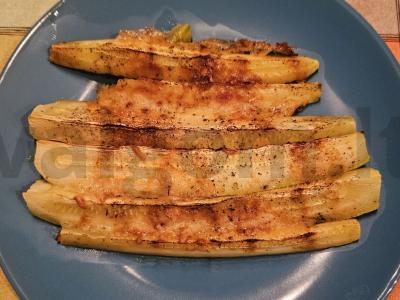 Cukinijų valtelės su sūriu ir česnaku pagrindine nuotrauka