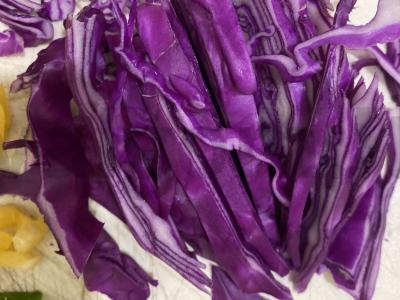 Daržovių salotas iš raudonos kopūsto ir paprikos Žingsnis 1