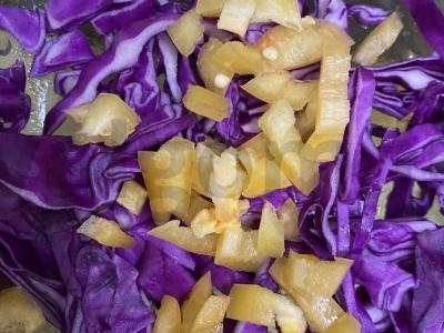 Daržovių salotas iš raudonos kopūsto ir paprikos Žingsnis 3