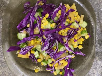 Daržovių salotas iš raudonos kopūsto ir paprikos pagrindine nuotrauka