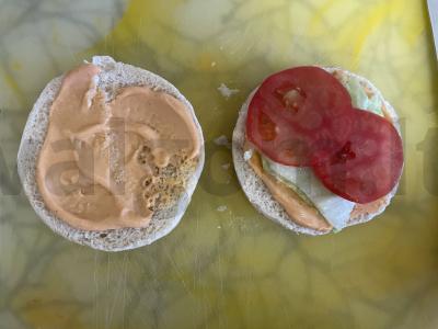 Burgeris su sultingais filė gabalėliais ir daržovėmis Žingsnis 3