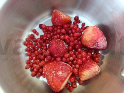 Braškinių ir serbentų gėrimas su obuolių sultimis Žingsnis 1