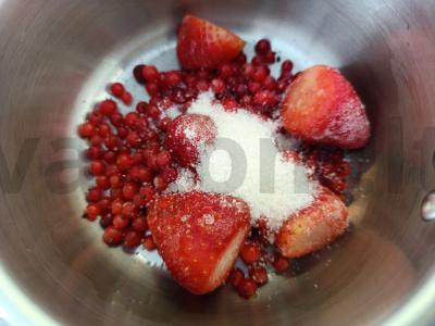 Braškinių ir serbentų gėrimas su obuolių sultimis Žingsnis 2