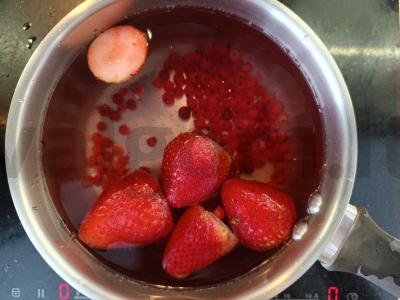 Braškinių ir serbentų gėrimas su obuolių sultimis Žingsnis 3