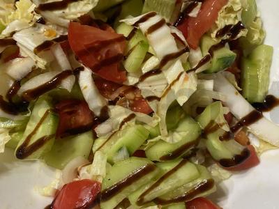 Vasaros salotos su kreminiu balzamu pagrindine nuotrauka