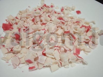 Salotas su krabų lazdelėmis ir konservuotais pupelėmis Žingsnis 1