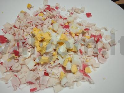 Salotas su krabų lazdelėmis ir konservuotais pupelėmis Žingsnis 2