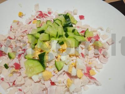 Salotas su krabų lazdelėmis ir konservuotais pupelėmis Žingsnis 3