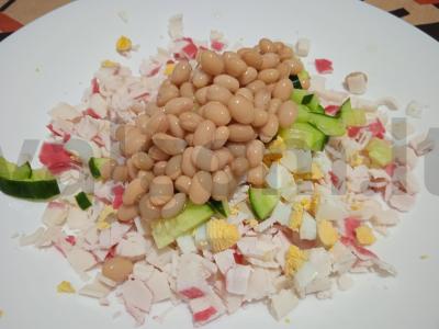 Salotas su krabų lazdelėmis ir konservuotais pupelėmis Žingsnis 4