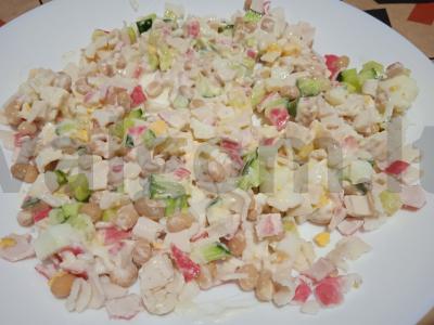 Salotas su krabų lazdelėmis ir konservuotais pupelėmis Žingsnis 6