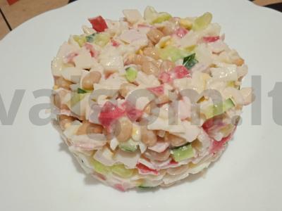 Salotas su krabų lazdelėmis ir konservuotais pupelėmis Žingsnis 7