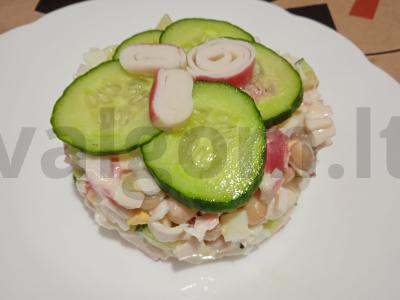 Salotas su krabų lazdelėmis ir konservuotais pupelėmis pagrindine nuotrauka