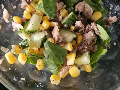 Lengvas lašišos ir špinatų salotas Žingsnis 5