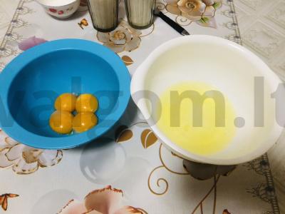 Biskvitinis tortas su karamele ir lazdyno riešutais Žingsnis 1