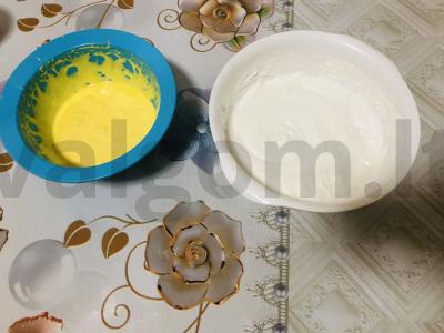 Biskvitinis tortas su karamele ir lazdyno riešutais Žingsnis 2