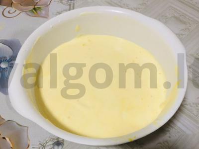 Biskvitinis tortas su karamele ir lazdyno riešutais Žingsnis 3