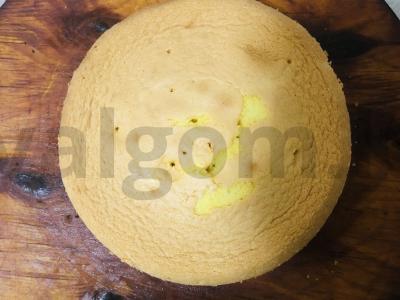 Biskvitinis tortas su karamele ir lazdyno riešutais Žingsnis 6