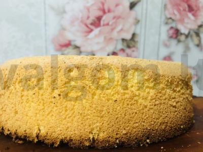 Biskvitinis tortas su karamele ir lazdyno riešutais Žingsnis 7