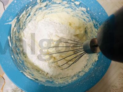 Biskvitinis tortas su karamele ir lazdyno riešutais Žingsnis 9