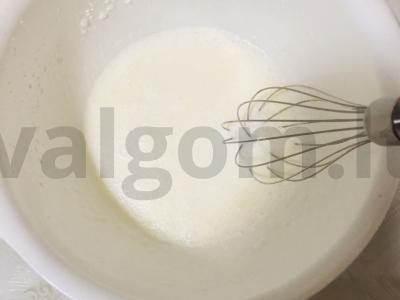 Biskvitinis tortas su karamele ir lazdyno riešutais Žingsnis 10