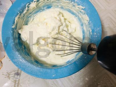 Biskvitinis tortas su karamele ir lazdyno riešutais Žingsnis 12