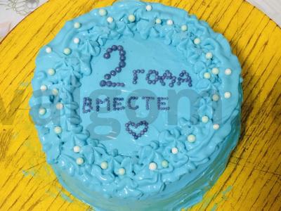 Biskvitinis tortas su karamele ir lazdyno riešutais pagrindine nuotrauka