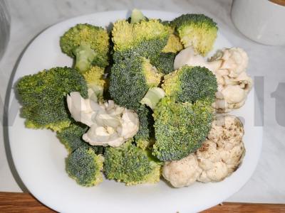 Žiedinių kopūstų ir brokolių apkepas su sūriu Žingsnis 1