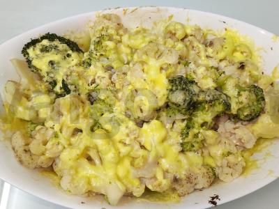 Žiedinių kopūstų ir brokolių apkepas su sūriu pagrindine nuotrauka