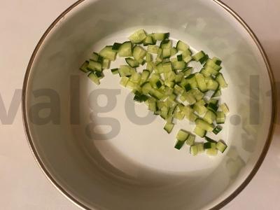 Salotas „Fejerverkas“ su apkepintomis dešromis Žingsnis 2