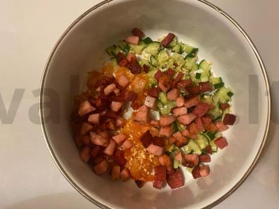 Salotas „Fejerverkas“ su apkepintomis dešromis Žingsnis 6