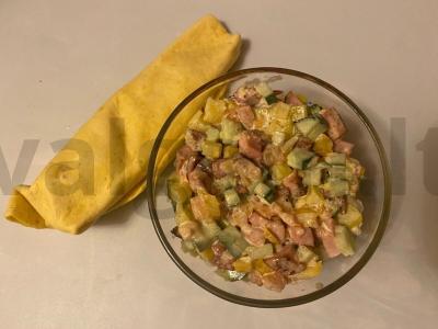 Salotas „Fejerverkas“ su apkepintomis dešromis pagrindine nuotrauka