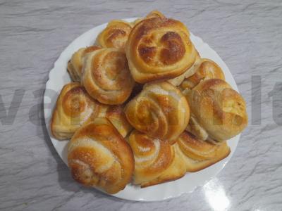 Oranžinės bandelės su cukrumi pagrindine nuotrauka