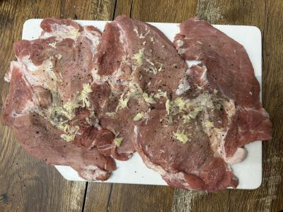 Kiaulienos sprandinės ritinys su salierais folijoje Žingsnis 4