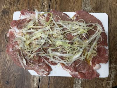 Kiaulienos sprandinės ritinys su salierais folijoje Žingsnis 7