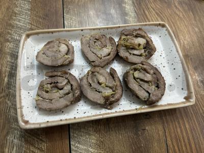 Kiaulienos sprandinės ritinys su salierais folijoje pagrindine nuotrauka