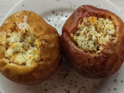 Kepti obuoliai su varške pagrindine nuotrauka