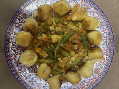 Troškinti daržovės su sūrio rutuliukais pagrindine nuotrauka