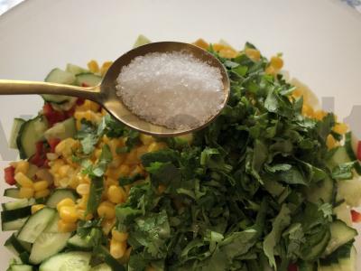 Aštrus salotas su salierais, kukurūzais ir grietine Žingsnis 7