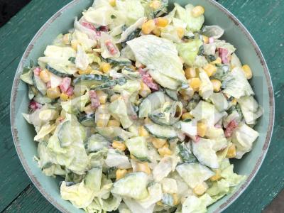 Aštrus salotas su salierais, kukurūzais ir grietine pagrindine nuotrauka