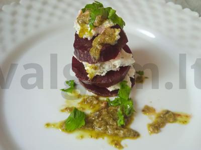 Burokėlių pyragaitis su varškės sūriu ir pesto padažu pagrindine nuotrauka